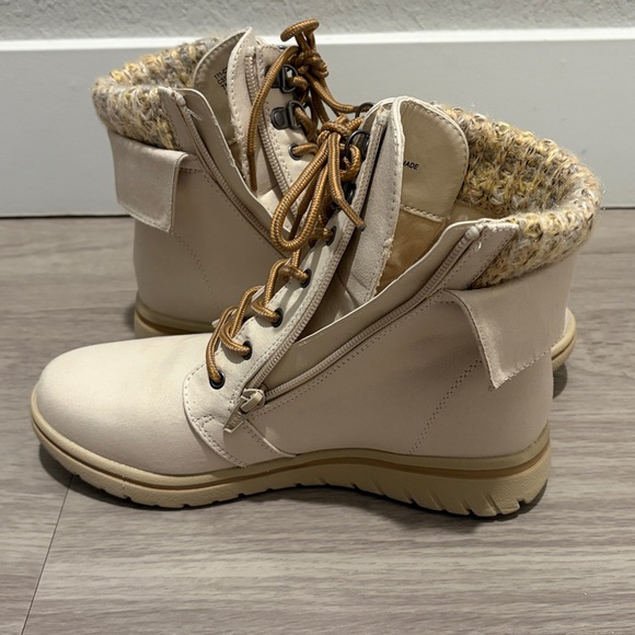 Cliffs By White Mountain NWT Cream Lace Up Boots - Picture 2 of 7